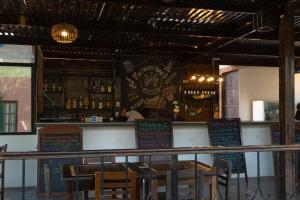 O lounge ou bar de Desert Nights Hostel