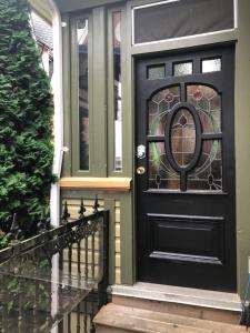 una puerta negra con una vidriera en una casa en Robert Porter House Inn, en Victoria