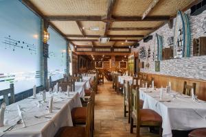 Hotel Riazor في سانتو دومينغو: صف من الطاولات في مطعم ببياضات الطاولات البيضاء