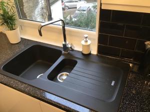 un évier avec un robinet dans une cuisine dans l'établissement Residential Quarters, General Gordon Square, à Londres 47 autres photos