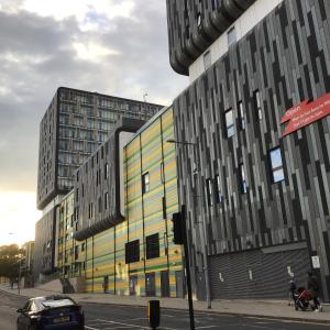 un bâtiment dans une rue avec une voiture devant dans l'établissement Residential Quarters, General Gordon Square, à Londres