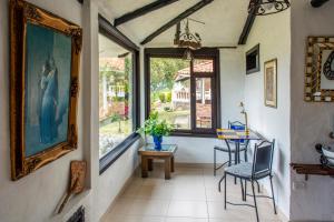 a room with a table and a painting on the wall at Villa Patty in Tibasosa
