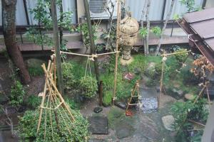 a garden with a swing and some plants at Sumiyoshiya in Kanazawa