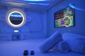 a room with a bed and a tv in a plane at Optimi Rooms Bilbao in Bilbao