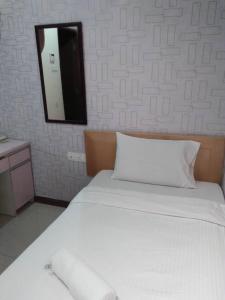 Postel nebo postele na pokoji v ubytování Hotel Sri Sutra PJ 222