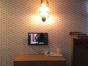 TV a/nebo společenská místnost v ubytování Hotel Sri Sutra PJ 222