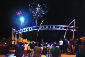 une grande foule de personnes debout devant un feu d'artifice dans l'établissement Surfers Beachside Holiday Apartments, à Gold Coast 16 autres photos
