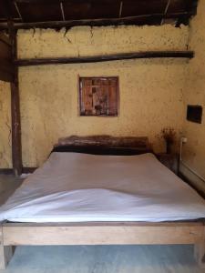 1 dormitorio con 1 cama blanca en una habitación en Homie homestay en Loung Co