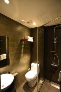 a bathroom with a toilet and a sink and a shower at 窗外的海 - 海洋公園旁 in Yanliau