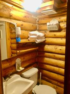 Et badeværelse på Carlo Creek Cabins