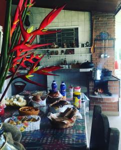 una cocina con una mesa con cestas de comida. en Pousada Ecológica Cavalo de Pedra en Peruíbe