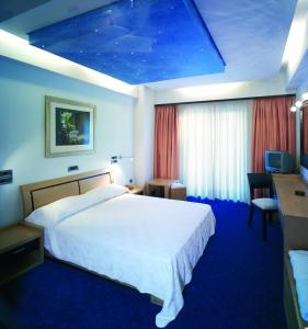 Un pat sau paturi într-o cameră la Centrotel Hotel