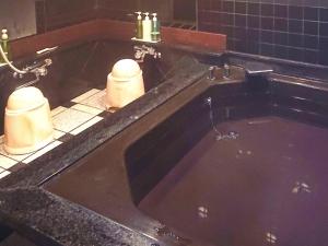a black bath tub with two toilets in a bathroom at Cooking inn Kagetsu - Vacation STAY 88535 in Kuradani