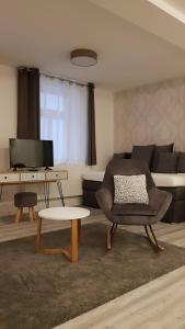 salon z kanapą i stołem w obiekcie Hotel-Pension Adler Untertürkheim w Stuttgarcie