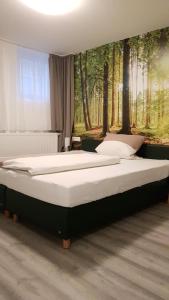 Una cama o camas en una habitación de Hotel-Pension Adler Untertürkheim