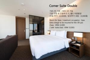 Postel nebo postele na pokoji v ubytování Ramada Encore by Wyndham Busan Haeundae