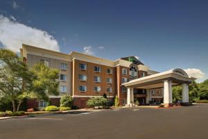 een hotel met een parkeerplaats ervoor bij Holiday Inn Express Hotel & Suites Middleboro Raynham, an IHG Hotel in Middleboro