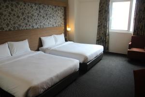 Tempat tidur dalam kamar di Strand Hotel