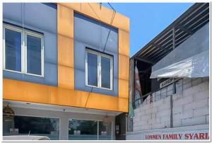 GabungにあるLosmen Family Syariah Bypass Juanda Mitra RedDoorzの大きな建物