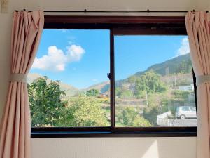 Uma vista geral da montanha ou uma vista da montanha a partir da casa de hóspedes
