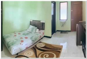 Tempat tidur dalam kamar di KoolKost Syariah near Gedung DPRD Prov. KalTim