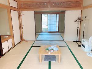 uma sala de estar com uma mesa no chão em Yufuin Sunday em Yufu