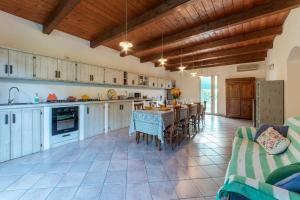 een keuken met een tafel en stoelen in een kamer bij Podere La Retomada in Orbetello