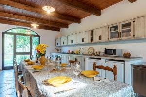 uma cozinha com uma longa mesa com pratos amarelos em Podere La Retomada em Orbetello