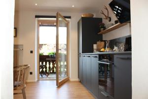 a kitchen with a mirror next to a door at Ferienwohnung Oberschopper in Flintsbach