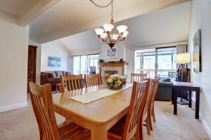 銅山的住宿－WH301 Wheeler House condo，用餐室以及带木桌和椅子的客厅。