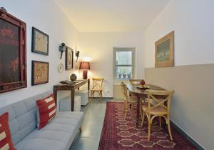 een woonkamer met een bank en een tafel bij B&B Dimora Tomasi in Palermo