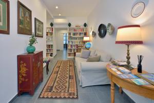 een woonkamer met een witte bank en een tafel bij B&B Dimora Tomasi in Palermo