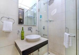Koupelna v ubytování Hotel Rockland Panchsheel Enclave