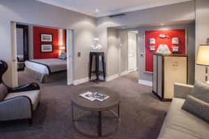 Postel nebo postele na pokoji v ubytování Park Hotel Grenoble - MGallery Collection + 37 fotografií
