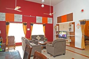 Area tempat duduk di Kumaran Kudil - New Family Home Stay VL Bodinayakkanur, Theni