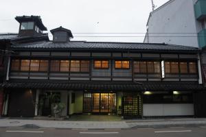 un viejo edificio con una linterna encima. en Sumiyoshiya en Kanazawa