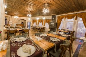 A restaurant or other place to eat at Imperial Cave Suites & Spa