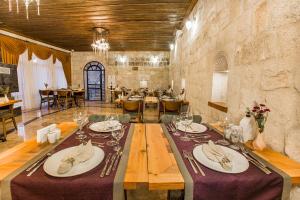 A restaurant or other place to eat at Imperial Cave Suites & Spa
