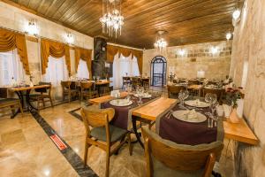 A restaurant or other place to eat at Imperial Cave Suites & Spa