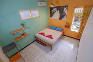 A bed or beds in a room at ViaVia Guesthouse