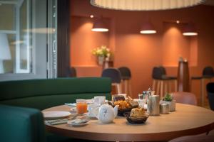 - une table avec de la nourriture et des boissons dans l'établissement Hotel Rohan, Centre Cathédrale, à Strasbourg