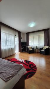 um quarto com uma cama e um tapete no chão em Casa Teleferic em Buşteni