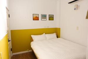 سرير أو أسرّة في غرفة في Small Island Homestay