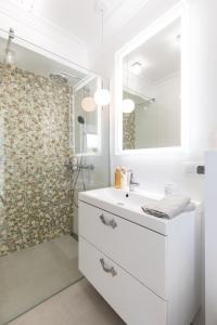 Apartament Prestige & Sea Balticus A4 في مينززدرويه: حمام أبيض مع حوض ودش