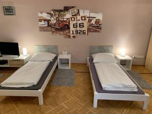 2 camas en una habitación con escritorio y ordenador en AschaffApartment 4 Schlafzimmer bis 10 Personen bei Aschaffenburg, en Mainaschaff