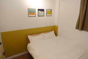 سرير أو أسرّة في غرفة في Small Island Homestay