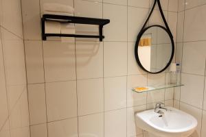 حمام في Small Island Homestay