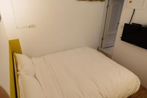سرير أو أسرّة في غرفة في Small Island Homestay