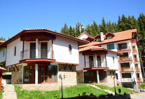 ein großes Gebäude mit Balkon auf der Seite in der Unterkunft Ski Villa in Pamporovo Forest in Pamporowo