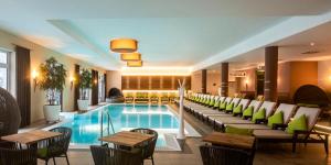 Alpin Lodges - Moderne Appartements mit Zugang zu 3000 qm SPA Panoramahotel Oberjoch内部或周边的泳池